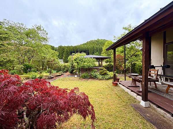 夏の夜には庭でホタルが舞う素晴らしい光景を堪能できます。