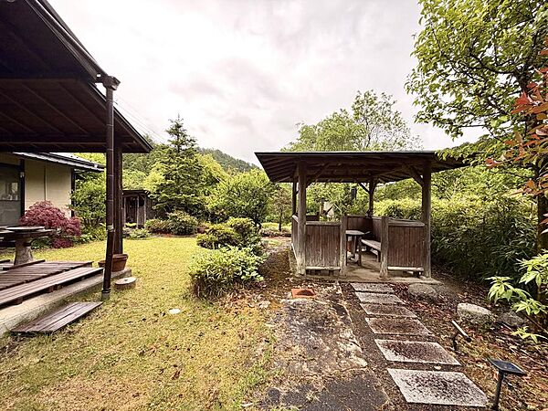 広々としたお庭では四季折々の美しい自然を楽しむことができます。