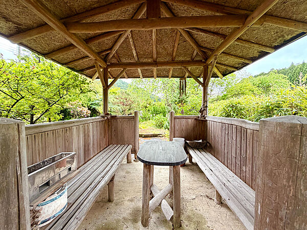 お庭には屋根付きのテーブルとベンチがあり、四季折々の風景を楽しみながらリラックスしたひと時を過ごすのにぴったりです。