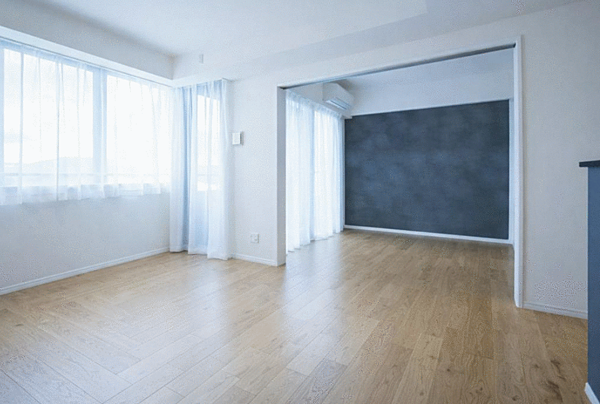 部屋の間仕切りに大きく開口できる引き戸を採用しています。閉じれば個室として、開ければオープンな続き間としてお使い頂けます。