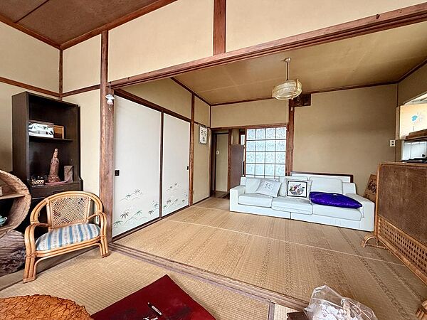 居室は各部屋6帖以上あり。間仕切りを開けると、より広々とお使い頂けます。