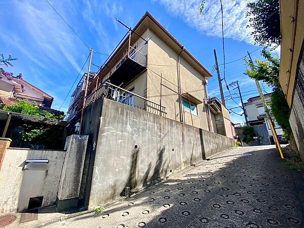 高台に位置し京都の街並みや山々の眺望が望めます。
