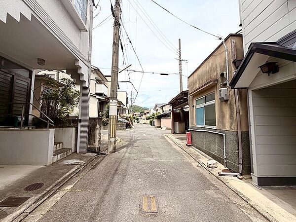 南東側私道 幅員 約4.0m、間口 約8.1mです。