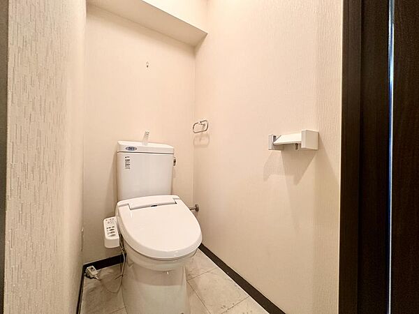トイレです。温水洗浄便座を完備しています。