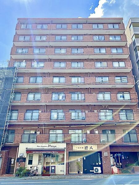 周辺には徒歩5分以内にスーパー、コンビニ、ドラッグストアがあり大変便利です。