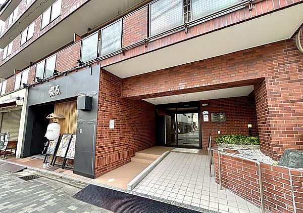 1階には飲食店があり食事にも困りません。