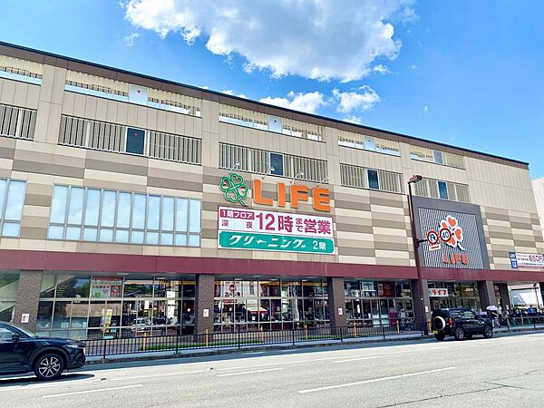ライフ二条駅前店まで190m。