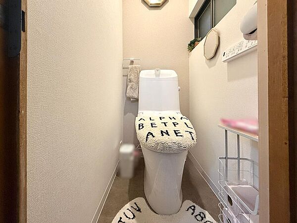 トイレには窓もあり換気しやすい空間です。