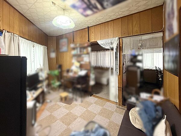 2階の約5.2帖の洋室です。南西側に窓があります。