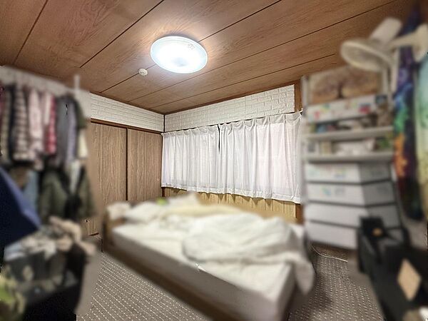 2階の約6帖の和室です。北側に窓があり押し入れもございます。