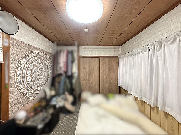 2階の約6帖の和室です。北側に窓があり押し入れもございます。