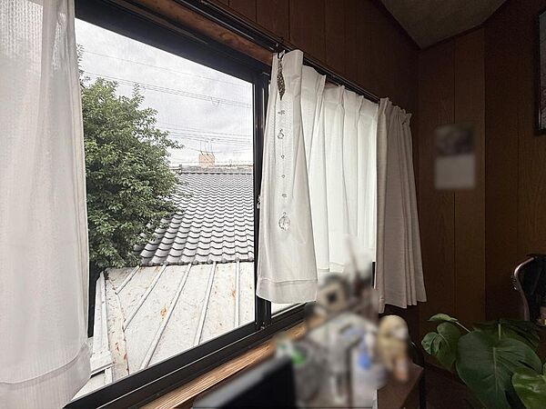 2階の洋室の南西側の窓からの眺望です。