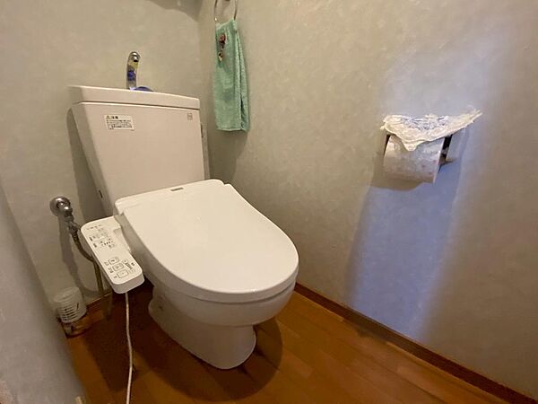 トイレです。温水洗浄便座を完備しています。
