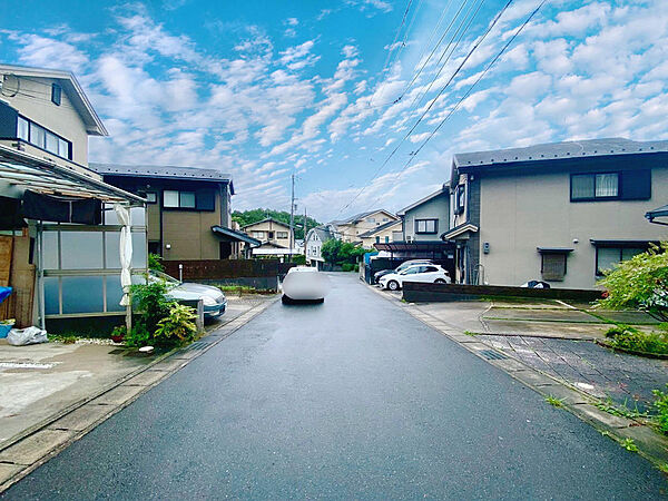 前面道路幅は約6mあり、ゆとりを持って駐車が可能です。