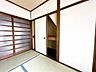 収納：1階の約6帖の和室です。階段下に押し入れ収納がございます。