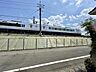 周辺：目の前は線路になっています。今後建物が建つ心配がなく、陽当たりが確保されます。