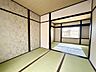 寝室：2階の2つの和室は間仕切りがないので続き間として広々と使って頂くこともできます。