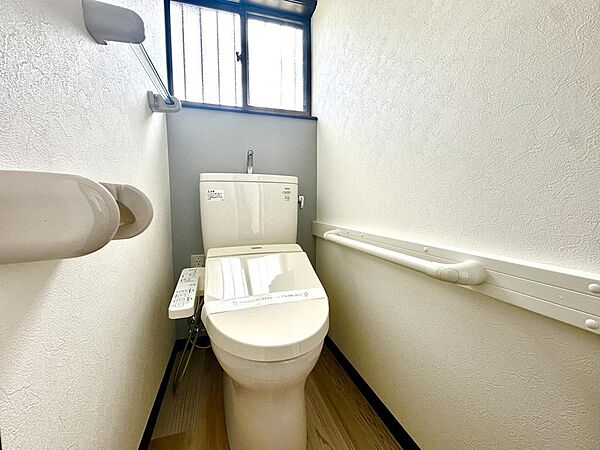 トイレにも手すりが付いており、ご高齢の方やお子様のいらっしゃるご家庭の方でも安心です。