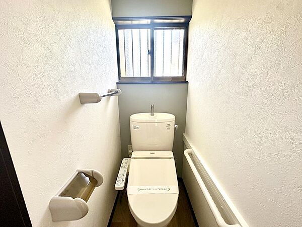 玄関横にはトイレがございます。窓があり閉塞感を感じない空間です。