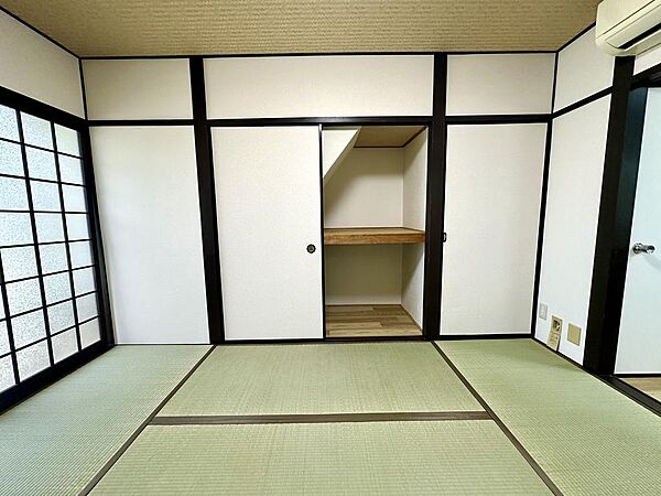 1階の約6帖の和室には押し入れをお完備しています。