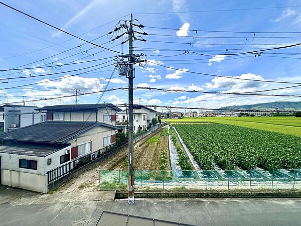 気持ちが晴れ晴れする眺望です。洗濯物干しも捗りそうです。
