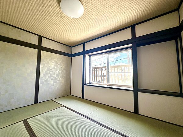 2階の約6帖の和室です。南東向きの窓があり陽当たり良好です。