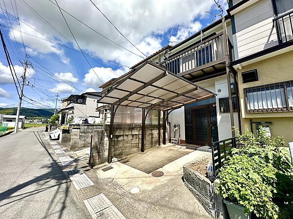 軽乗用車1台分の駐車スペースがございます。