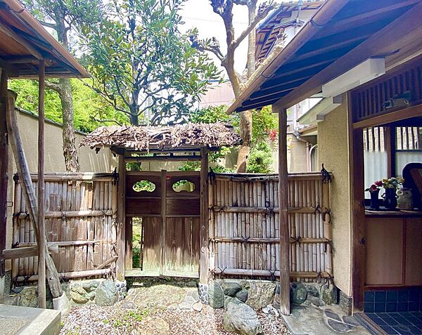 門を開けると右手に庭があります。