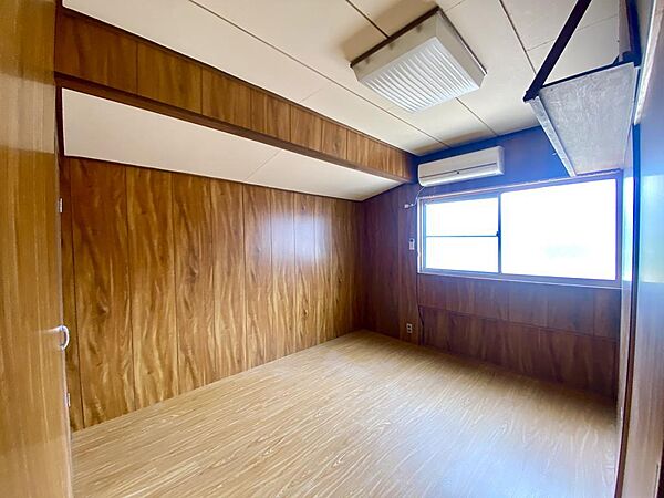 2階の洋室です。窓が広く、押し入れも完備しています。