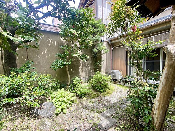 1階の庭です。縁側もありゆっくりと腰掛けて庭を眺められます。