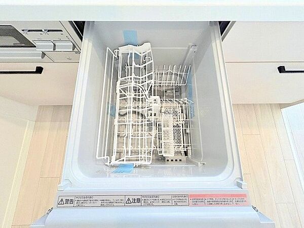 新規交換されたシステムキッチンには食器洗い乾燥機が備えつけられています。