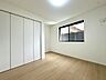 子供部屋：1階の東側の約6帖の洋室です。クローゼットを完備しています。