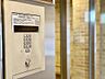 エントランス：オートロックのマンションです。セキュリティがしっかりしていると、街中での生活も安心ですね。
