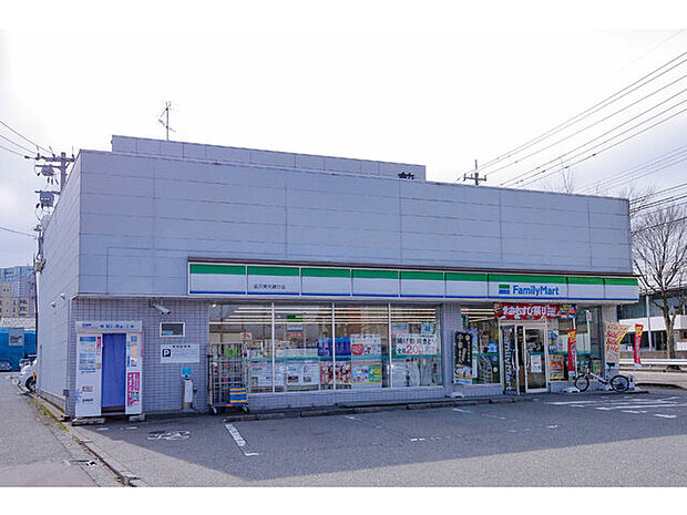 【コンビニエンスストア】ファミリーマート　金沢東大通り店まで745ｍ