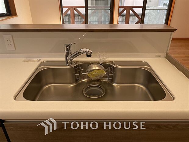 【Kitchen】浄水器内蔵・可動式のシャワーヘッド。水はねや大きな洗い物も計算したシンク。システムキッチンは家事をずっと楽にしてくれる。