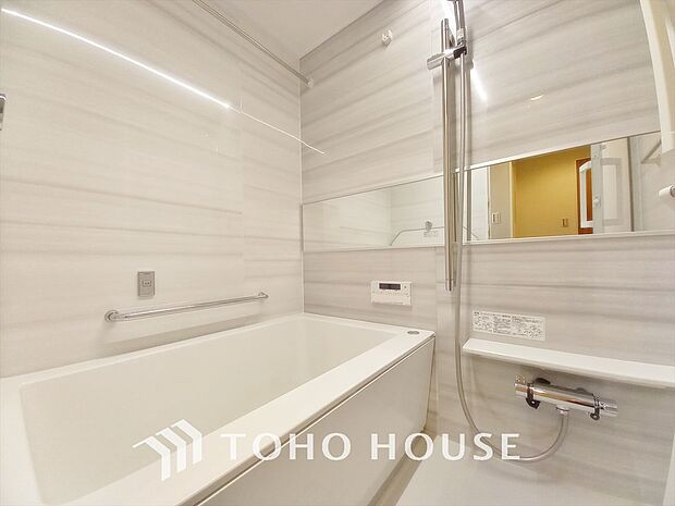 【浴室】《一日の疲れを落としてくれる場所は、落ち着く場所でなければならない》　高級感溢れるカラーと大きさ・柔らかな曲線で構成された半身浴も楽しめるバスタブが心地よさをもたらします。