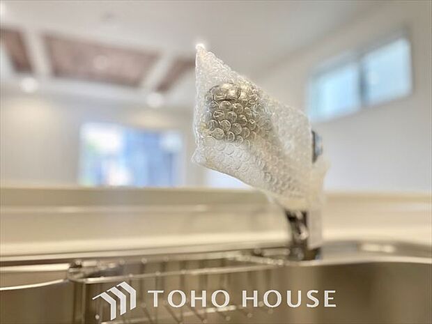 美しく使いやすいキッチンは油汚れが簡単に拭き取れる素材で加工されており、浄水器シャワーから流す水の音を軽減する静かなシンクを採用。見えないところにさり気ない配慮が嬉しいですね