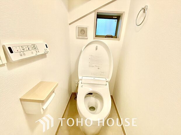 【toilet】白基調の清潔感のあるトイレ。毎日使う場所だから居心地の良い空間になるように仕上がっています。