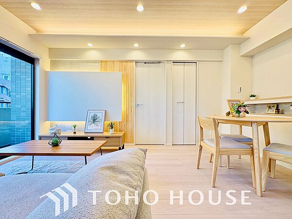 【living】居心地のいい暮らしには欠かせない眩い採光。ゆったりとした幅の窓からこの空間に降り注ぐ採光が絶えない。明るいリビングこそ居心地のいい暮らしが待っているのだと思う。