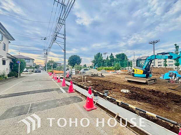 【Space of a happy talk】◆木漏れ日◆の様な採光が優しく足元を照らし、心地いい暮らしの道しるべを写し出す。この空間で過ごす家族との語らいの時間がとても素敵で幸せを感じるかもしれな