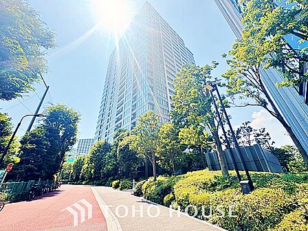気持ちの良い朝をつくりだし、夕方には笑顔を取り戻させてくれるミラー。パウダールームはいつでも本来の自分を取り戻せる空間。明るく仕上げてあります。