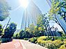 周辺：気持ちの良い朝をつくりだし、夕方には笑顔を取り戻させてくれるミラー。パウダールームはいつでも本来の自分を取り戻せる空間。明るく仕上げてあります。