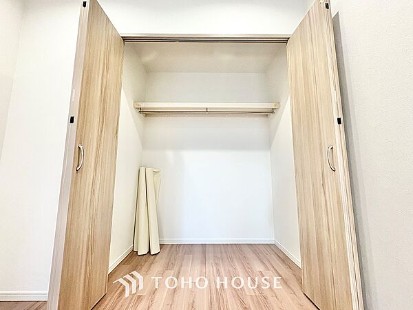【a closet full of dreams】しまいきれない思い出はクローゼットに。いつでも取り出せる広さが生活を彩る。