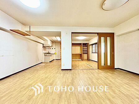 太陽光をたくさん感じながら、明るく豊かな暮らしを約束する住まい。四季の移ろいを感じながら、我が子の成長を見守る。そんな家がここに。