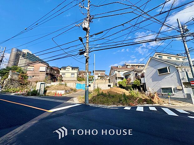 ◆時を忘れる場所◆ここにはみんなが集い、食事と楽しい会話が始まる。話に夢中になりすぎて、ついつい時を忘れ夜半過ぎになってしまう。そんな束の間の幸せを感じさせてくれる場所でありたい。