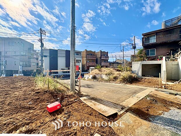 ◆季節外れのホームホリディ◆喧噪から離れ広々したリビングでゆったりと過ごす。そんな寛いだ休日もあっていい。だって『何もしない時を楽しむ』そんな贅沢な時間を愛する家族と堪能できるのだから。