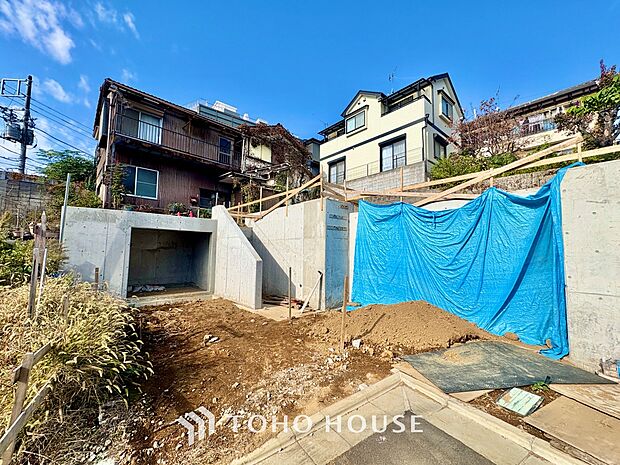 ◆瀟洒な空間◆折り上げ天井にデザインクロスを這わせ、加えて6連のダウンライトが見事に調和させた瀟洒なリビングルーム。ここに集まる家族の会話と笑顔が絶え間なく続く幸せな空間。