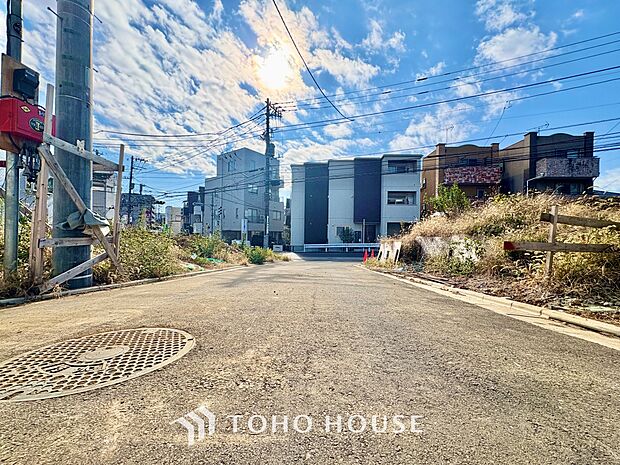 ◆水面に映る◆紅葉を纏った山々を眺め、美しさのあまり感嘆のため息を漏らした事は無いだろうか。いつしか忘れかけていた自然の美しさと力強さを思い出させてくれる、そんな景色がここにもある。