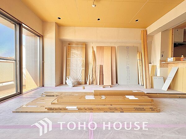 《改装中》ここにはみんなが集い、食事と楽しい会話が始まる。話に夢中になりすぎて、ついつい時を忘れ夜半過ぎになってしまう。そんな束の間の幸せを感じさせてくれる場所でありたい。