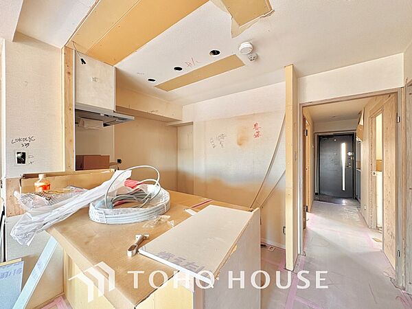 《改装中》【Kitchen】調理しながらもご家族のお顔が見れるカウンターキッチン。ついつい料理中お子様の様子が気になるもの。安心してお料理に取り組んでいただけます。会話だって自然とはずむはず。